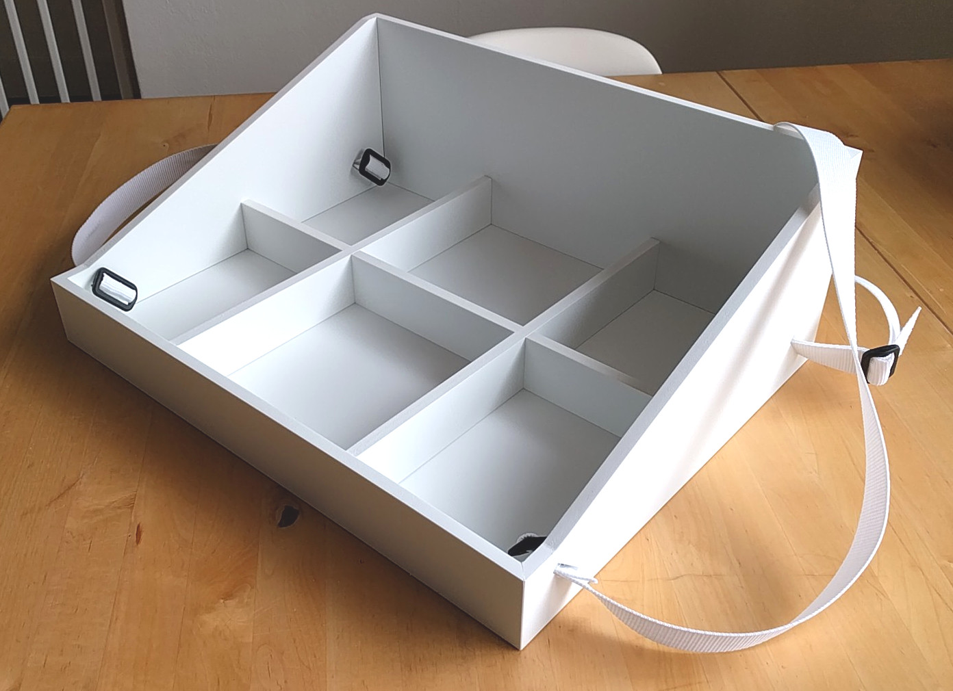 Sampling vending tray with high rear and grid partition